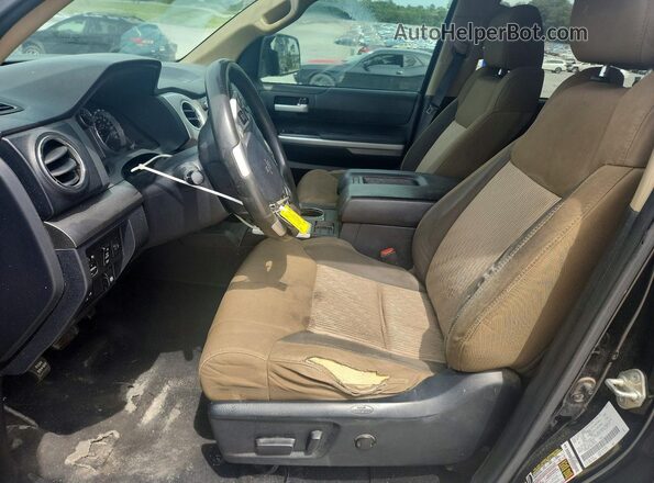 5TFEW5F15HX225910 2017 TOYOTA TUNDRA Черный Вид салона спереди