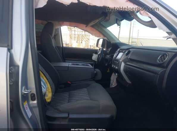 5TFEY5F12JX231261 2018 TOYOTA TUNDRA Silver Widok wnętrza z przodu