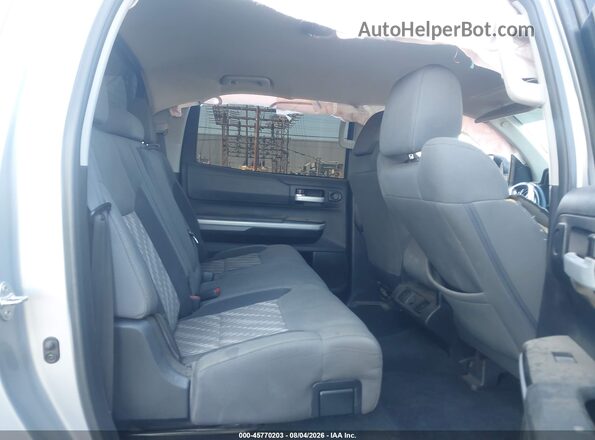 5TFEY5F12JX231261 2018 TOYOTA TUNDRA Silver Widok naklejki z numerem VIN