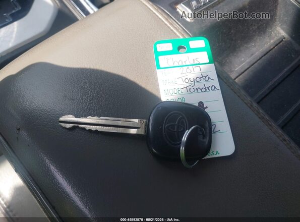 5TFHY5F10HX593208 2017 TOYOTA TUNDRA Серебряный Вид панели приборов