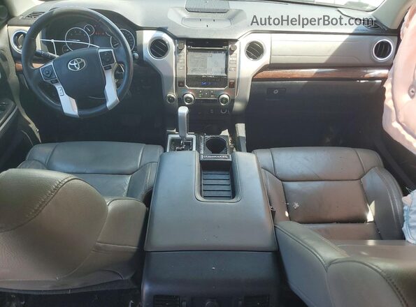 5TFHY5F11HX634686 2017 TOYOTA TUNDRA Белый Вид панели приборов