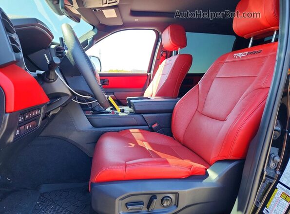 5TFPC5DBXTX127722 2026 TOYOTA TUNDRA Черный Вид салона спереди