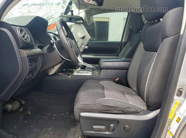 5TFRM5F10JX130040 2018 TOYOTA TUNDRA Серебряный Вид салона спереди