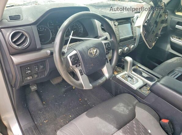 5TFRM5F10JX130040 2018 TOYOTA TUNDRA Серебряный Вид панели приборов