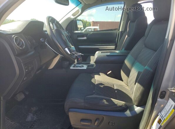 5TFRM5F15HX122025 2017 TOYOTA TUNDRA Серебряный Вид салона спереди