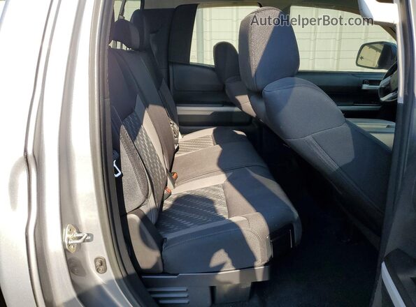 5TFRM5F15JX129773 2018 TOYOTA TUNDRA Silver Հետևի նստատեղերի տեսք