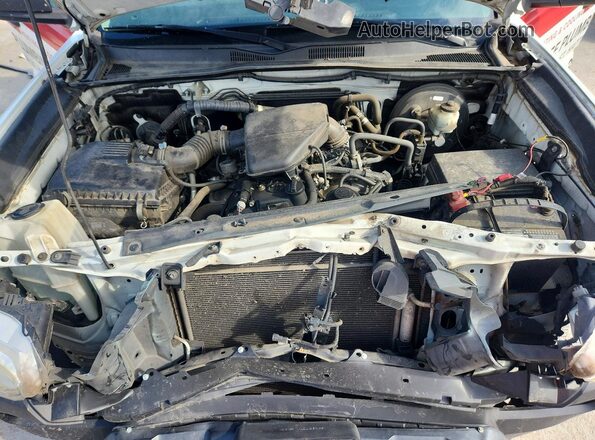 5TFRX5GN4GX061760 2016 TOYOTA TACOMA White Rear interior view