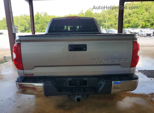 5TFRY5F18JX242136 2018 TOYOTA TUNDRA Серебряный Вид сзади