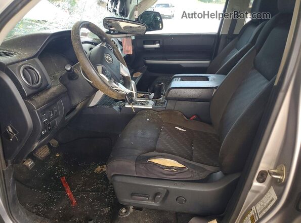 5TFRY5F18JX242136 2018 TOYOTA TUNDRA Серебряный Вид салона спереди