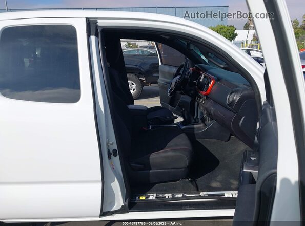 5TFSZ5AN1HX118468 2017 TOYOTA TACOMA White Front interior view