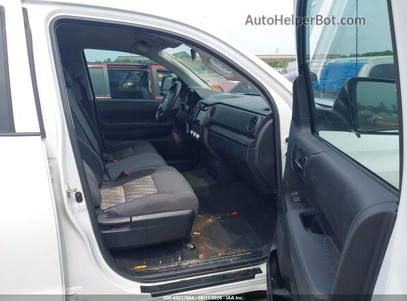 5TFUM5F13JX079627 2018 TOYOTA TUNDRA White Widok wnętrza z przodu