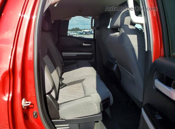 5TFUM5F14HX070560 2017 TOYOTA TUNDRA Red Widok tylnych siedzeń