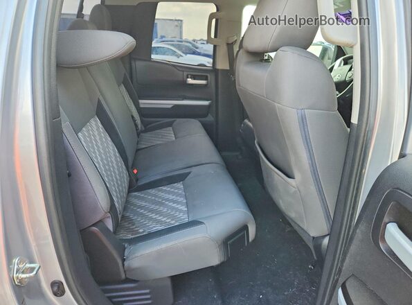 5TFUM5F18JX075301 2018 TOYOTA TUNDRA Silver Հետևի նստատեղերի տեսք