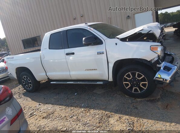 5TFUW5F18HX586382 2017 TOYOTA TUNDRA Белый Вид задней части салона