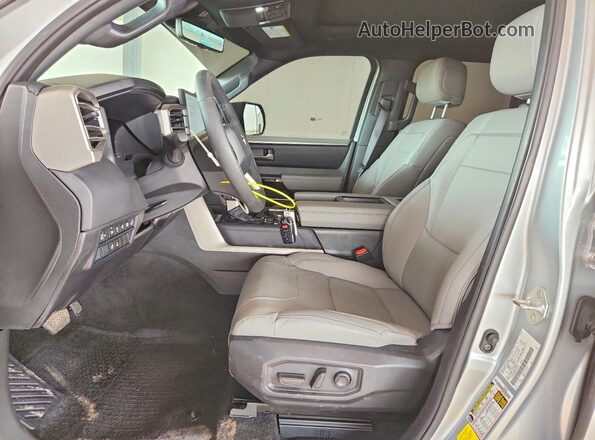 5TFWA5DBXTX361182 2026 TOYOTA TUNDRA Silver Widok wnętrza z przodu