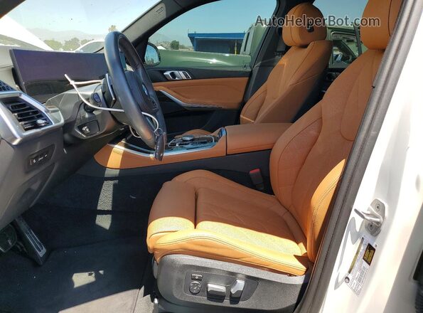 5UX13EU00S9Z86792 2025 BMW X5 Белый Вид салона спереди