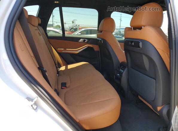 5UX13EU00S9Z86792 2025 BMW X5 Белый Вид задней части салона