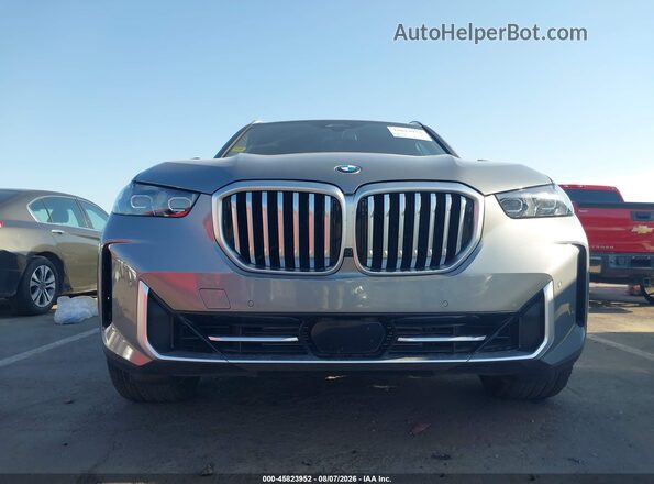 5UX13EU05S9Z57336 2025 BMW X5 Gray Widok z przodu
