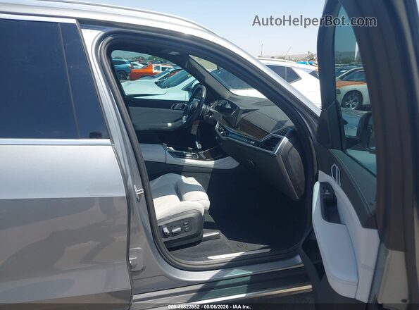 5UX13EU05S9Z57336 2025 BMW X5 Gray Widok wnętrza z przodu
