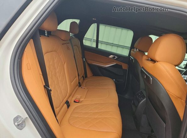 5UX13EU06R9U66221 2024 BMW X5 Белый Вид задней части салона