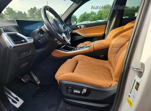 5UX13EU06R9U66221 2024 BMW X5 Белый Вид салона спереди