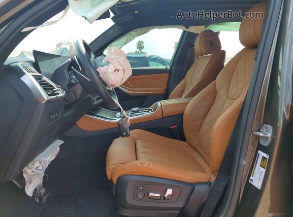 5UX13EU08S9Y64505 2025 BMW X5 Green Front interior view
