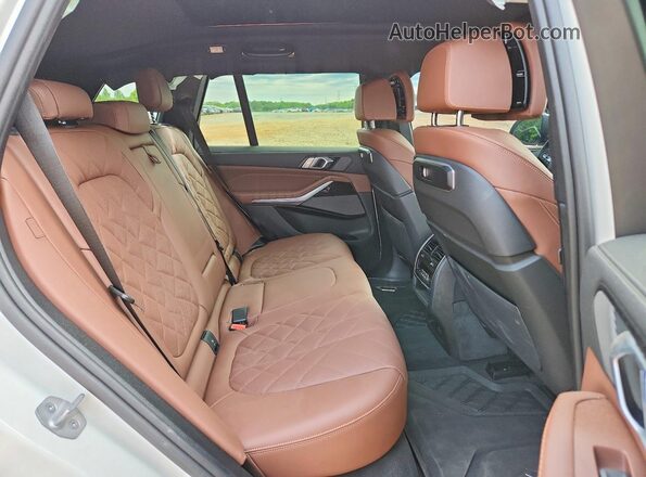 5UX13EU0XT9165040 2026 BMW X5 White Вид задньої частини салону