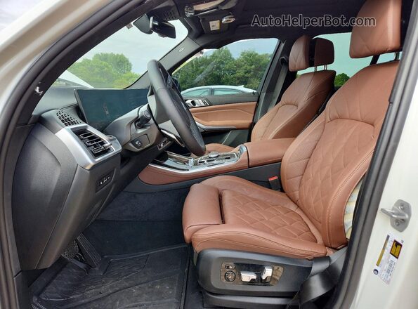 5UX13EU0XT9165040 2026 BMW X5 White Вид салону спереду