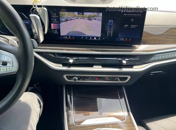 5UX23EM00R9S52720 2024 BMW X7 Gray Widok tylnych siedzeń