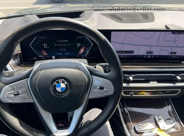 5UX23EM00R9S52720 2024 BMW X7 Gray Widok wnętrza z przodu