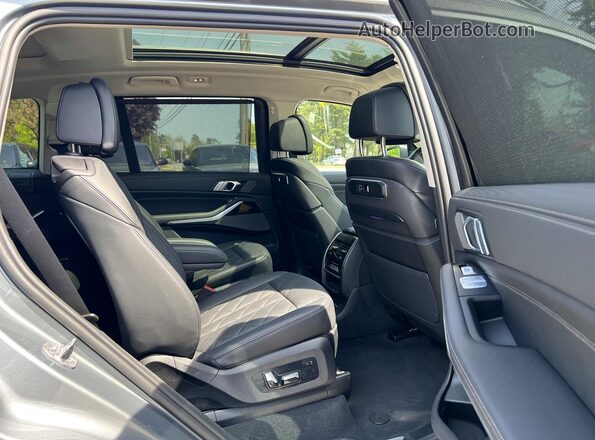 5UX23EM00R9S52720 2024 BMW X7 Gray Widok z przodu