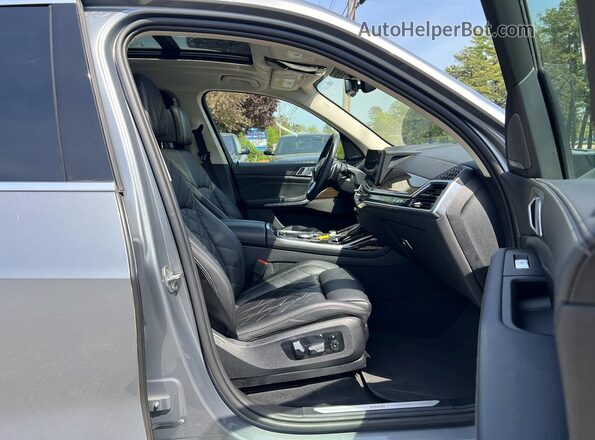 5UX23EM00R9S52720 2024 BMW X7 Gray Widok z tyłu