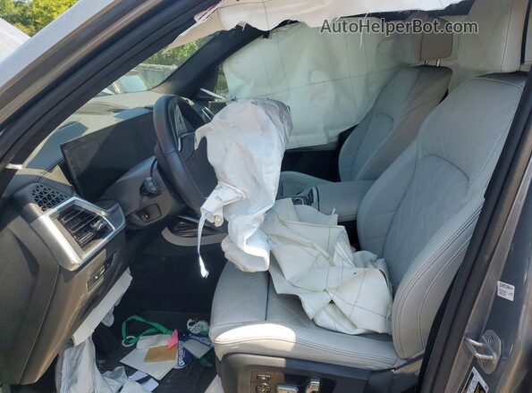 5UX23EM00S9X66931 2025 BMW X7 Gray Vista interior delantera