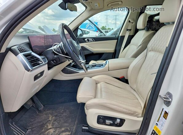 5UX23EM01P9N67636 2023 BMW X7 Белый Вид салона спереди