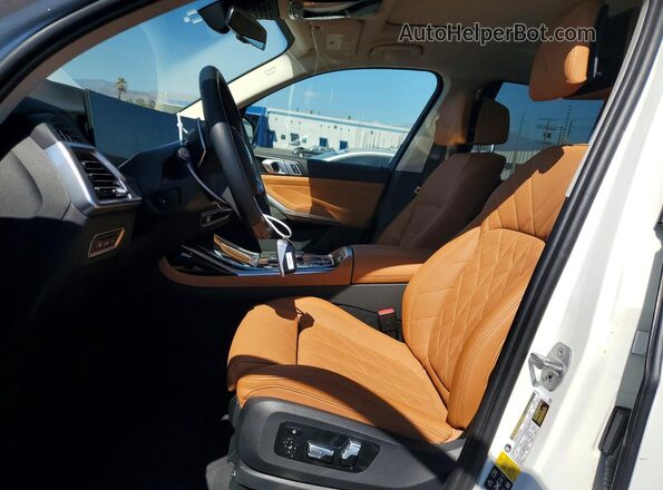 5UX23EM01R9T68413 2024 BMW X7 Белый Вид салона спереди