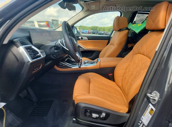5UX23EM01T9039363 2026 BMW X7 Gray Vista interior delantera