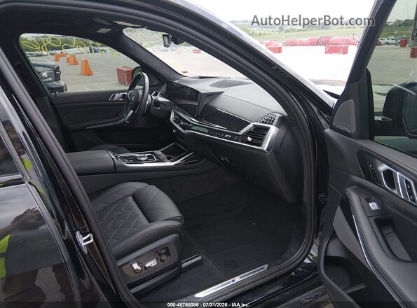 5UX23EM02S9W78303 2025 BMW X7 Black Вид салону спереду