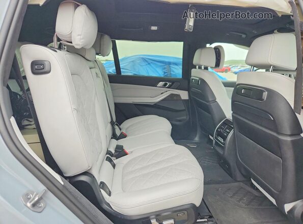 5UX23EM02S9X69779 2025 BMW X7 Silver Սալոնի հետևի տեսք