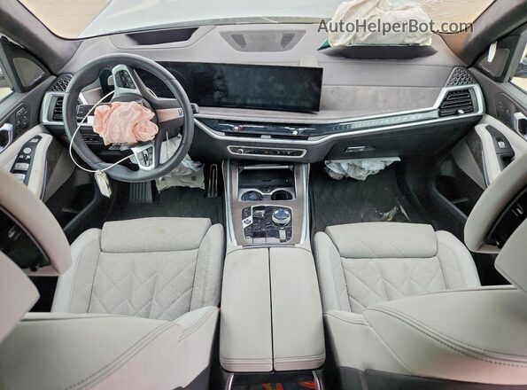 5UX23EM02S9X69779 2025 BMW X7 Silver Առջևի վահանակի տեսք