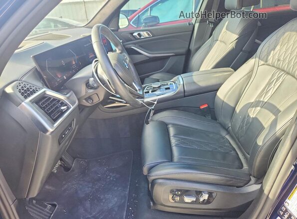 5UX23EM02S9Y00044 2025 BMW X7 Синий Вид салона спереди