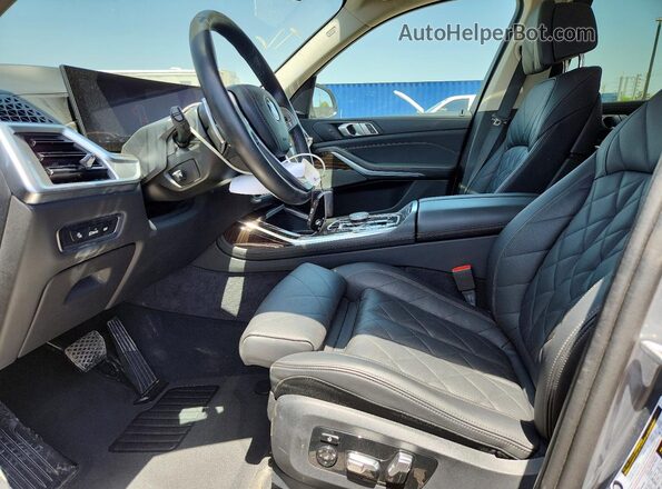 5UX23EM03S9X64946 2025 BMW X7 Silver Front interior view
