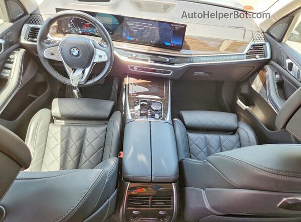 5UX23EM03S9X64946 2025 BMW X7 Silver Dashboard view