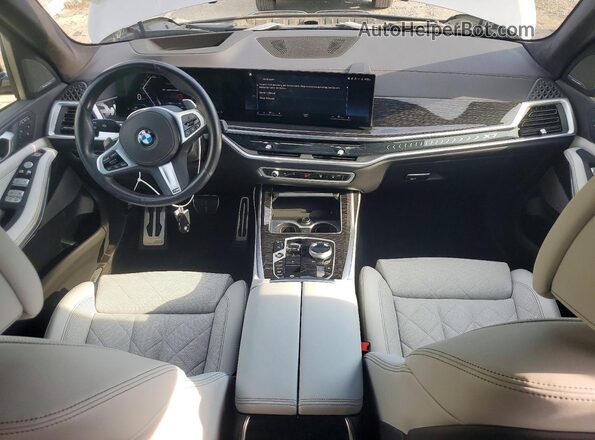 5UX23EM04P9R40684 2023 BMW X7 Gray Widok deski rozdzielczej