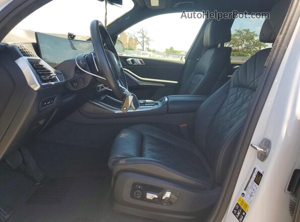 5UX23EM04R9T56076 2024 BMW X7 White Вид салону спереду