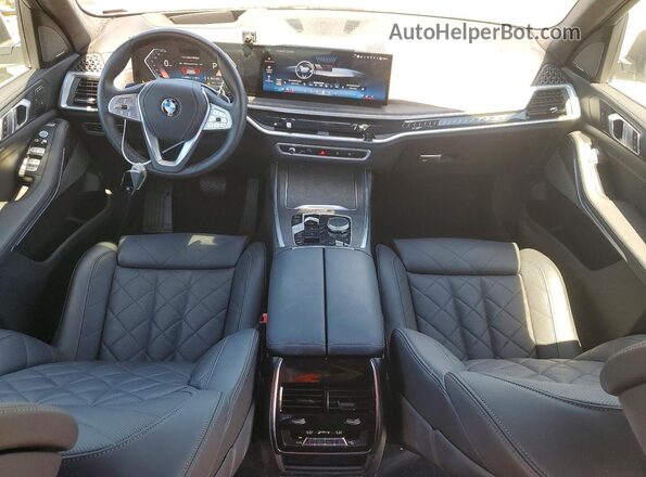 5UX23EM04R9T56076 2024 BMW X7 White Вид панелі приладів