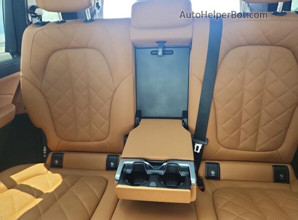 5UX23EM04R9U25297 2024 BMW X7 White Հետևի նստատեղերի տեսք
