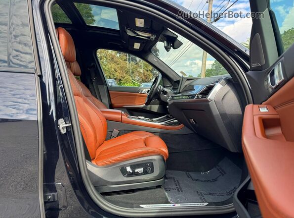 5UX23EM04R9U41824 2024 BMW X7 Blue Front view