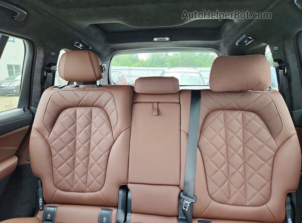 5UX23EM04R9V25108 2024 BMW X7 Синий Вид задних сидений