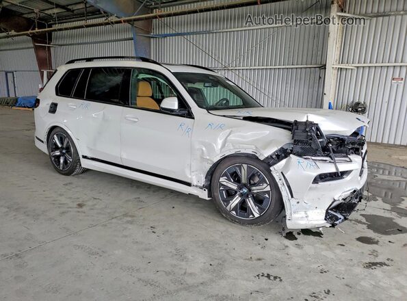 5UX23EM04T9384130 2026 BMW X7 White Front right