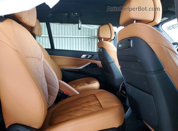 5UX23EM04T9384130 2026 BMW X7 White Rear interior view